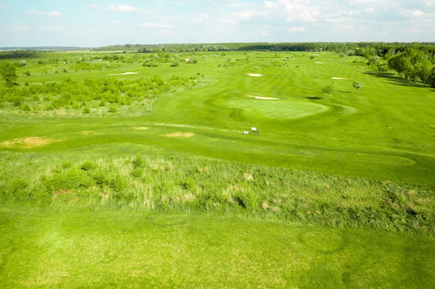 Uitzicht vanaf een afstand op de golfbaan vanaf een hoogte Groenveld en zandbunkers om te golfen