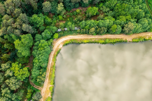 Uitzicht vanaf een hoogte op het meer en het bos zomerlandschap