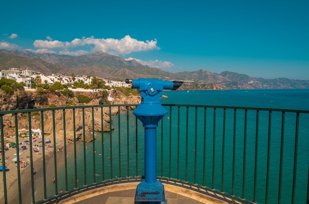 Uitzicht vanaf een toeristische observatietelescoop met op de achtergrond het prachtige strand van Nerja