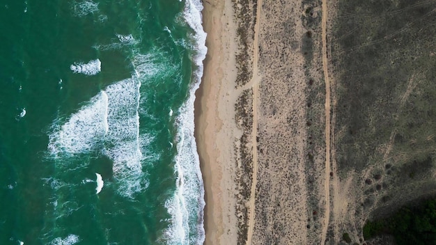 Uitzicht vanaf een vliegende drone over een verlaten zandige zeekust