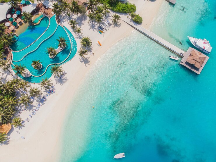 Foto uitzicht vanaf een vliegende drone van het luxe strand tegen de achtergrond van de schoonheid van de zee met koraalriffen