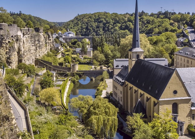 uitzicht vanaf het balkna van europa op de alzette-vallei in de stad luxemburg