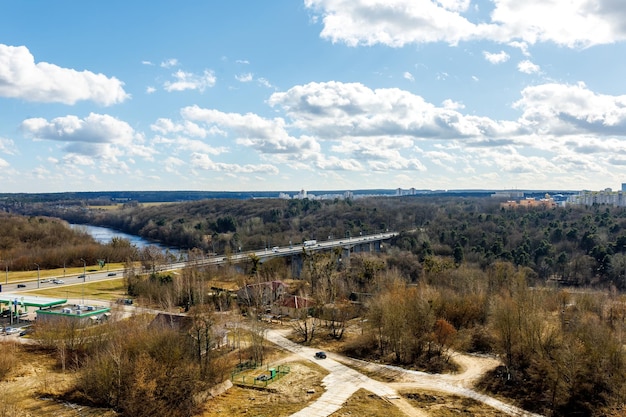 Uitzicht vanaf het balkon op de rivier en het industriegebied met blauwe luchten en wolken