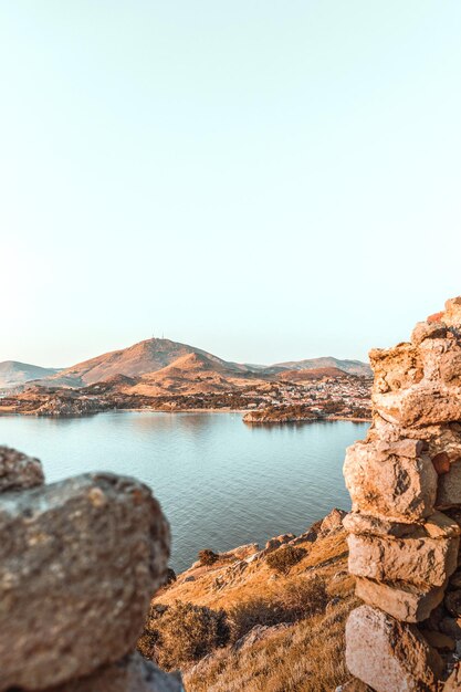 Uitzicht vanaf het Byzantijnse middeleeuwse kasteel van Myrina op Lemnos of het Griekse eiland Limnos in de zomervakantie in het noorden van de Egeïsche Zee