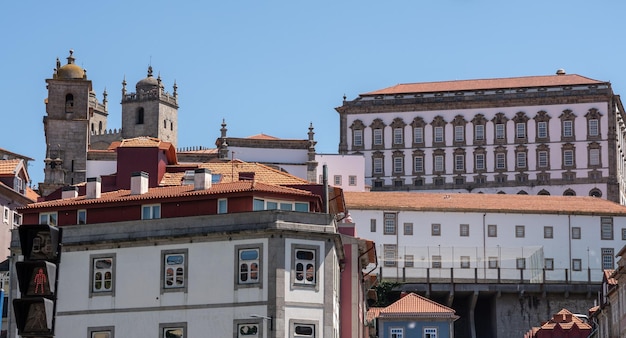 Uitzicht vanaf het centrum naar de kathedraal en het bisschoppelijk paleis in Porto