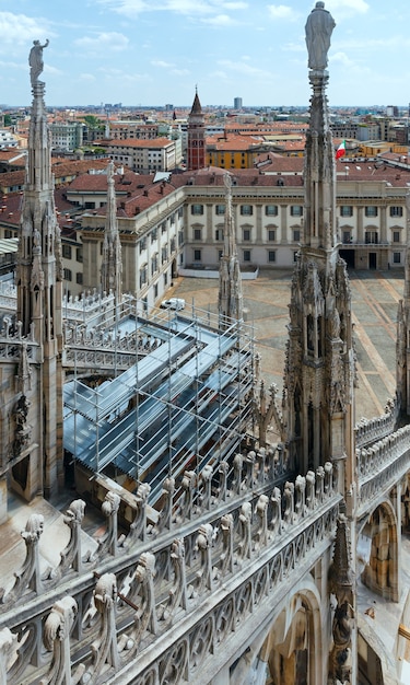 Uitzicht vanaf het dak van de kathedraal van Milaan (of Duomo di Milano) op het plein. De bouw begon in 1386, maar eindigde pas in 1813.