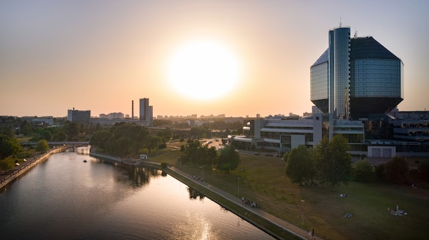 Uitzicht vanaf het dak van de Nationale Bibliotheek in Minsk bij zonsondergang. Wit-Rusland, openbaar gebouw.