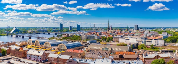 Uitzicht vanaf het gebouw van de Academie van Wetenschappen op de oude stad Riga, Letland