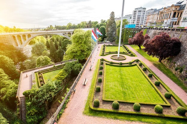 Uitzicht vanaf het grondwetplein op het park en de Adolphe-brug in de stad Luxemburg