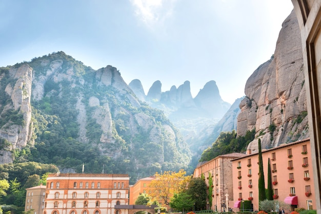 Uitzicht vanaf het klooster van montserrat, santa maria de montserrat is een benedictijnenabdij op de berg montserrat in de buurt van barcelona, catalonië, spanje