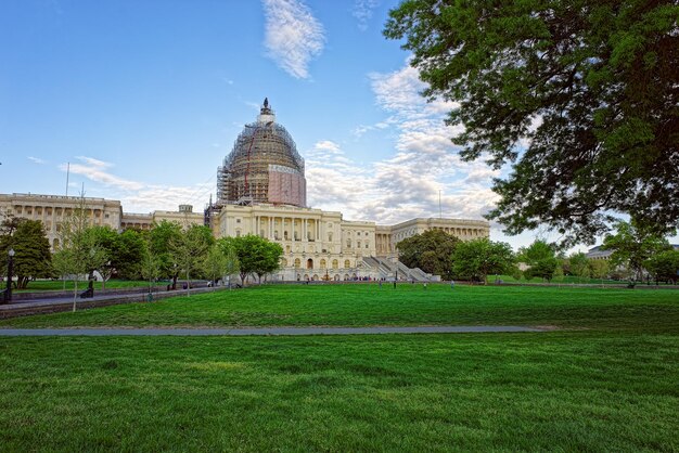 Uitzicht vanaf het park op het capitool van de verenigde staten dat op een top van een heuvel in de buurt van de national mall in washington dc, verenigde staten ligt. het amerikaanse congres zetelt in dat gebouw.