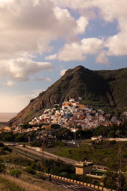 Uitzicht vanaf het strand van San Andres en Las Teresitas in Santa Cruz de Tenerife, Canarische eilanden, Spanje.