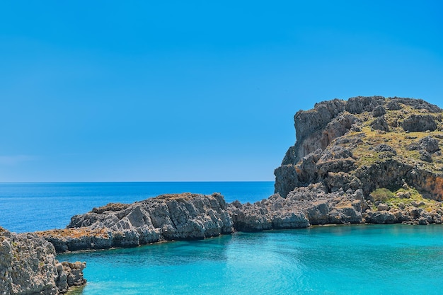 Uitzicht vanaf het strand van St Paul's Bay in de buurt van de stad Lindos heldere blauwe lucht en smaragdgroene zee eiland Rhodos Griekse eilanden van de Dodekanesos archipel Vakantie en reizen rond de eilanden