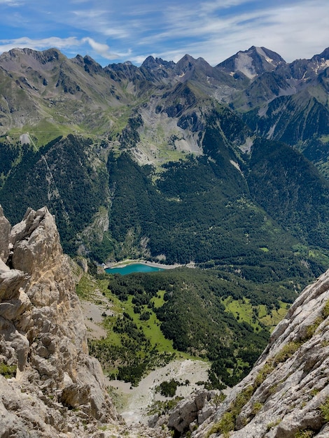 Uitzicht vanaf Pena Foratata met El Infierno piek 3083 Pyreneeën Huesca Spanje