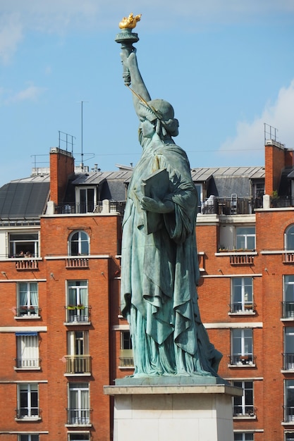 Uitzicht vanaf quai de grenelle quay naar het vrijheidsbeeld in parijs en maison de la radio france house