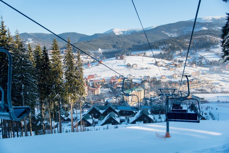 Foto uitzicht vanaf skilift in winterskigebied