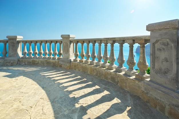 Uitzicht vanaf stenen balustrade op zonnige zomerdag