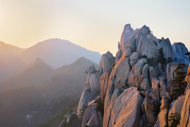 Uitzicht vanaf Ulsanbawi rock piek op zonsondergang. Seoraksan National Park, Zuid-Corea