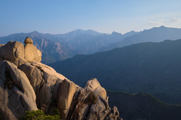 Uitzicht vanaf ulsanbawi rock piek op zonsondergang. seoraksan national park, zuid-corea