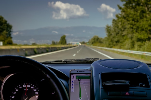 Uitzicht vanuit de auto naar de snelweg in Bulgarije