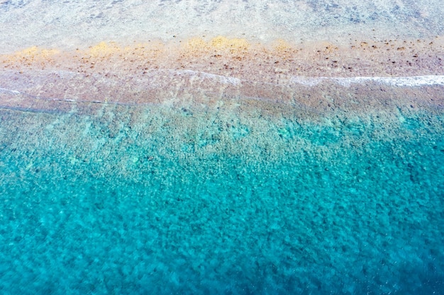 Uitzicht vanuit de lucht op zee, bovenaanzicht van de verbazingwekkende natuur oceaan achtergrond. Helderblauwe waterkleuren, lagunestrand