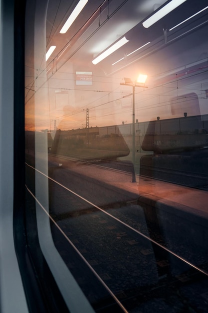 Uitzicht vanuit een raam van een treinstation bij zonsondergang