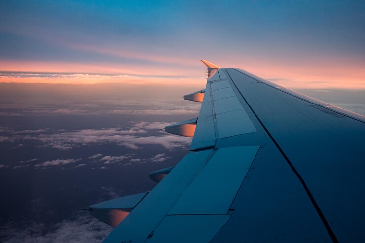 Uitzicht vanuit een vliegtuig op een zonsopgang vanuit de lucht