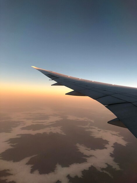 Uitzicht vanuit een vliegtuigraam Clouds Wing