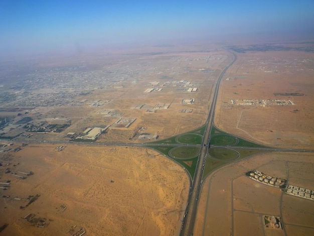 Uitzicht vanuit een vliegtuigraam naar de grond Hoog boven de aarde