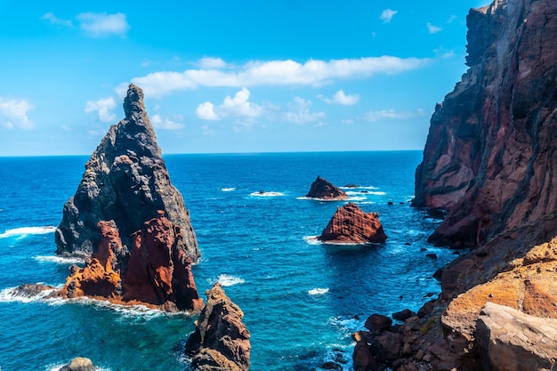 Uitzicht vanuit het gezichtspunt van de kleurrijke rotsformaties bij Ponta de Sao Lourenco Madeira kust Portugal