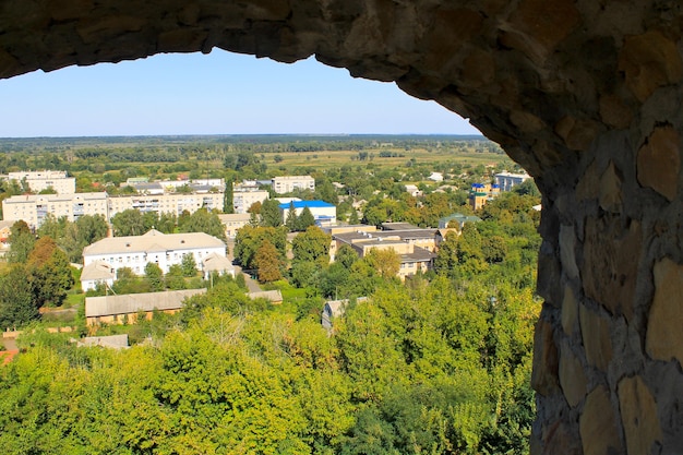 Uitzicht vanuit het kasteelvenster op de stad Chyhyryn, Oekraïne