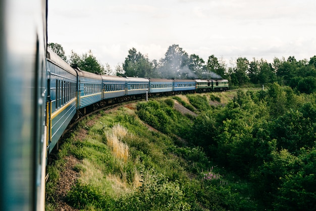 Uitzicht vanuit het raam van de wagen van het rijden trein. vakantie concept.