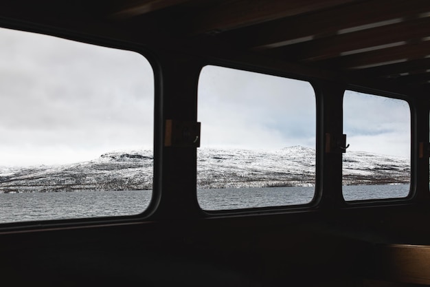 Uitzicht vanuit het raam van een cruiseschip in het meer in Finland