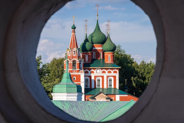 Uitzicht vanuit het ronde raam op de kerk van de aartsengel Michael Yaroslavl