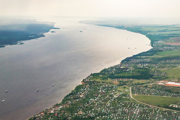 Uitzicht vanuit het vliegtuig naar het aardoppervlak - de wolga, rusland, in de buurt van de stad kazan