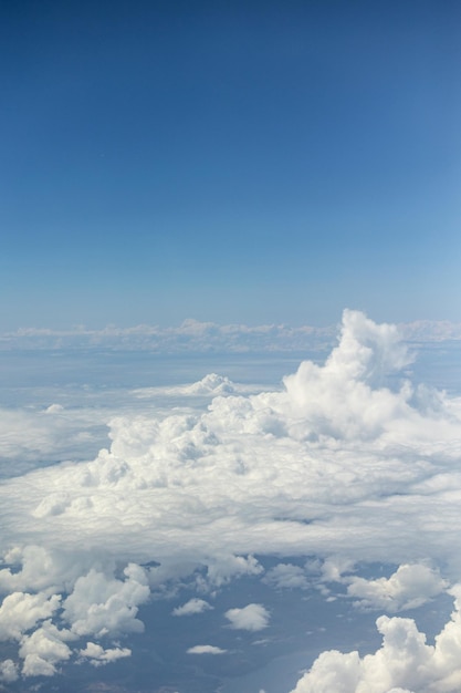 Foto uitzicht vanuit het vliegtuigvenster wolken land en lucht