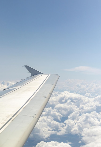 Foto uitzicht vanuit het vliegtuigvenster wolken land en lucht