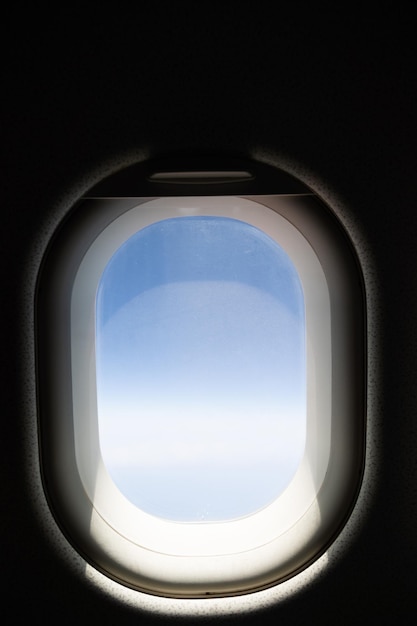 Foto uitzicht vanuit het vliegtuigvenster wolken land en lucht