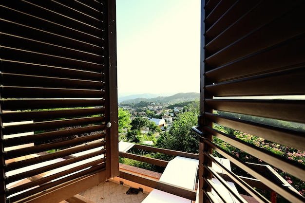 Uitzicht vanuit raam met jaloezieën van huis in de stad Nocera Umbra en gemeente in de provincie Perugia, Italië