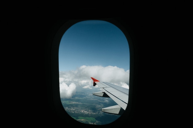 Uitzicht vanuit raam vlucht op lucht met vlucht vleugel met mooie blauwe lucht en wolken