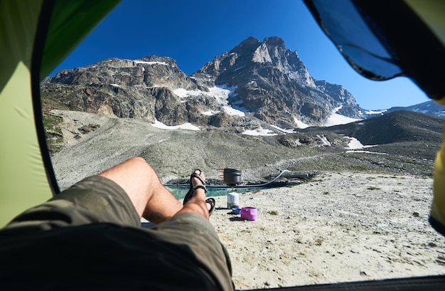 Uitzicht vanuit tent op bergmeer