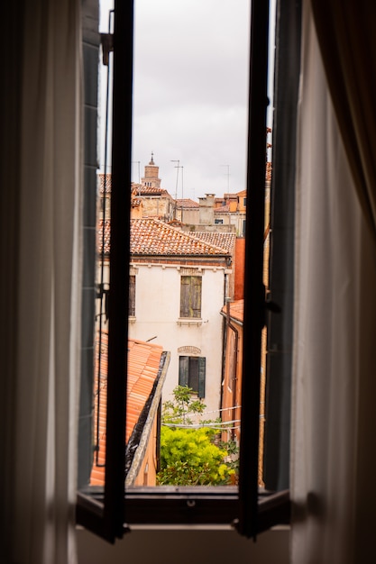 Uitzicht vanuit venster op oude gebouwen in Venetië, Italië.