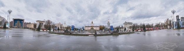 uitzichten over de stad Moskou VDNKh in bewolkt weer gefotografeerd 07112023