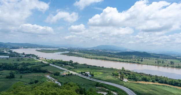 Foto uitzichtpunt mekongrivier en blauwe lucht achtergrond landbouw en economische ontwikkeling in de mekong chiang rai provincie thailand