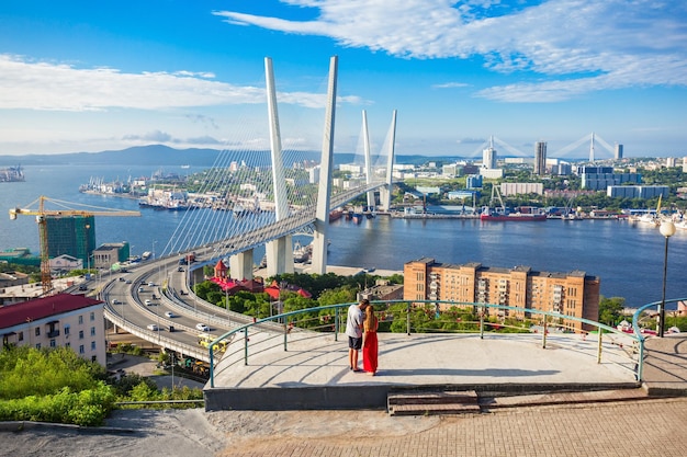 Uitzichtpunt met uitzicht op de Zolotoy Golden Bridge. Het is een tuibrug over de Zolotoy Rog (Gouden Hoorn) in Vladivostok, Rusland.