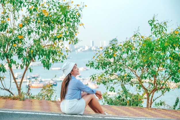 Foto uitzichtpunt op de zee van het eiland pattaya in het park van pattaya in thailand in de zomerstad met blauwe lucht voor reisachtergrond chonburi skyline