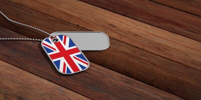 Photo uk army concept great britain flag identification tags on wooden background 3d illustration