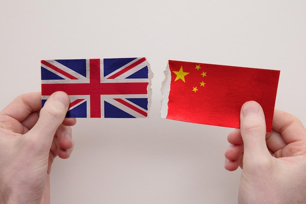 영국과 중국 종이 깃발이 정치적 관계 개념을 찢었다