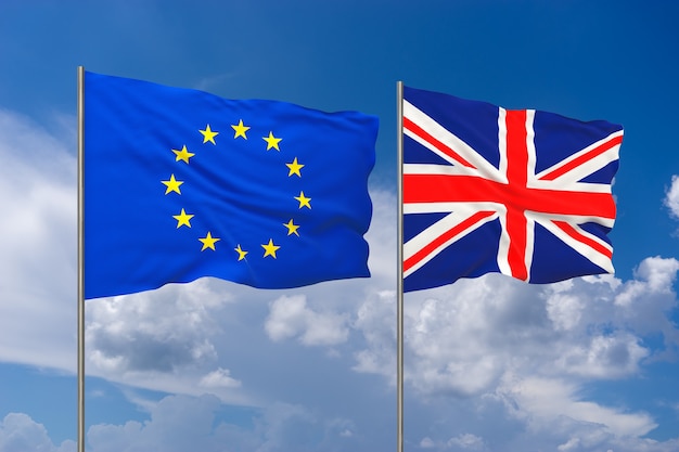 Regno unito e ue, brexit. bandiere del regno unito e dell'unione europea che sventolano opposte sullo sfondo del cielo blu. illustrazione 3d