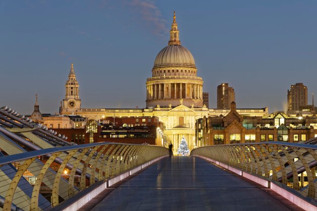 UK, Londen, St Paul's Cathedral en Millennium Bridge in de schemering